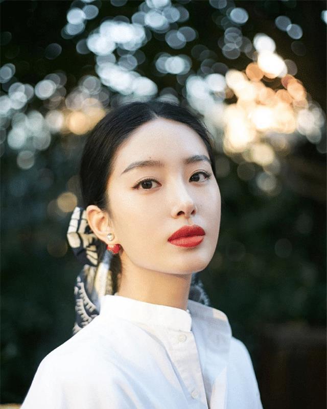 乐鱼最新版本下载,别再扎马尾了太伤发际线种扎法时髦减龄显脸小
