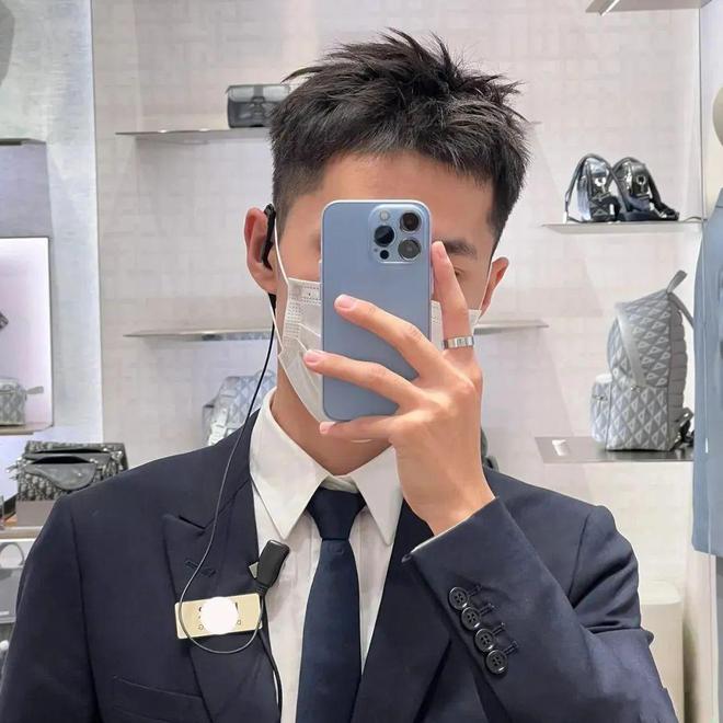 乐鱼游戏官网入口,男生“不烫不染”的发型理发师建议剪这3款简单帅气有魅力