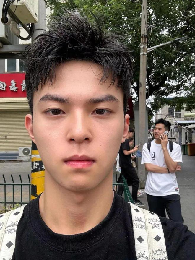 乐鱼全站网页版登录入口,越剪越帅气的3款男生发型无论什么年龄剪完尽显潮男范!